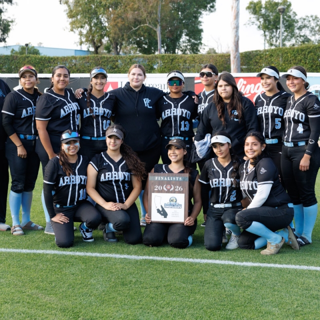 Arroyo players pose with their CIF-SS D6 Finalist plaque