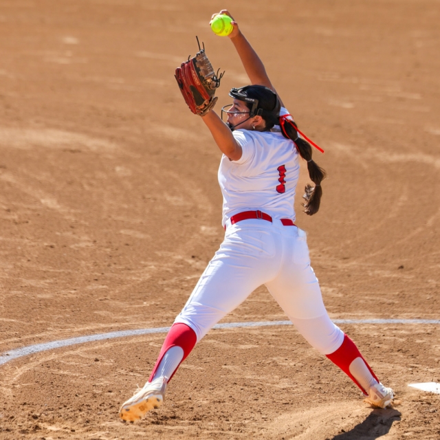 Marer Dei’s Citlaly Valencia hurls a pitch